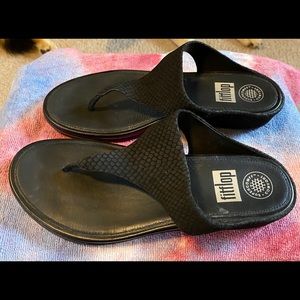 FITFLOP Black snake print thong style. Like NEW!